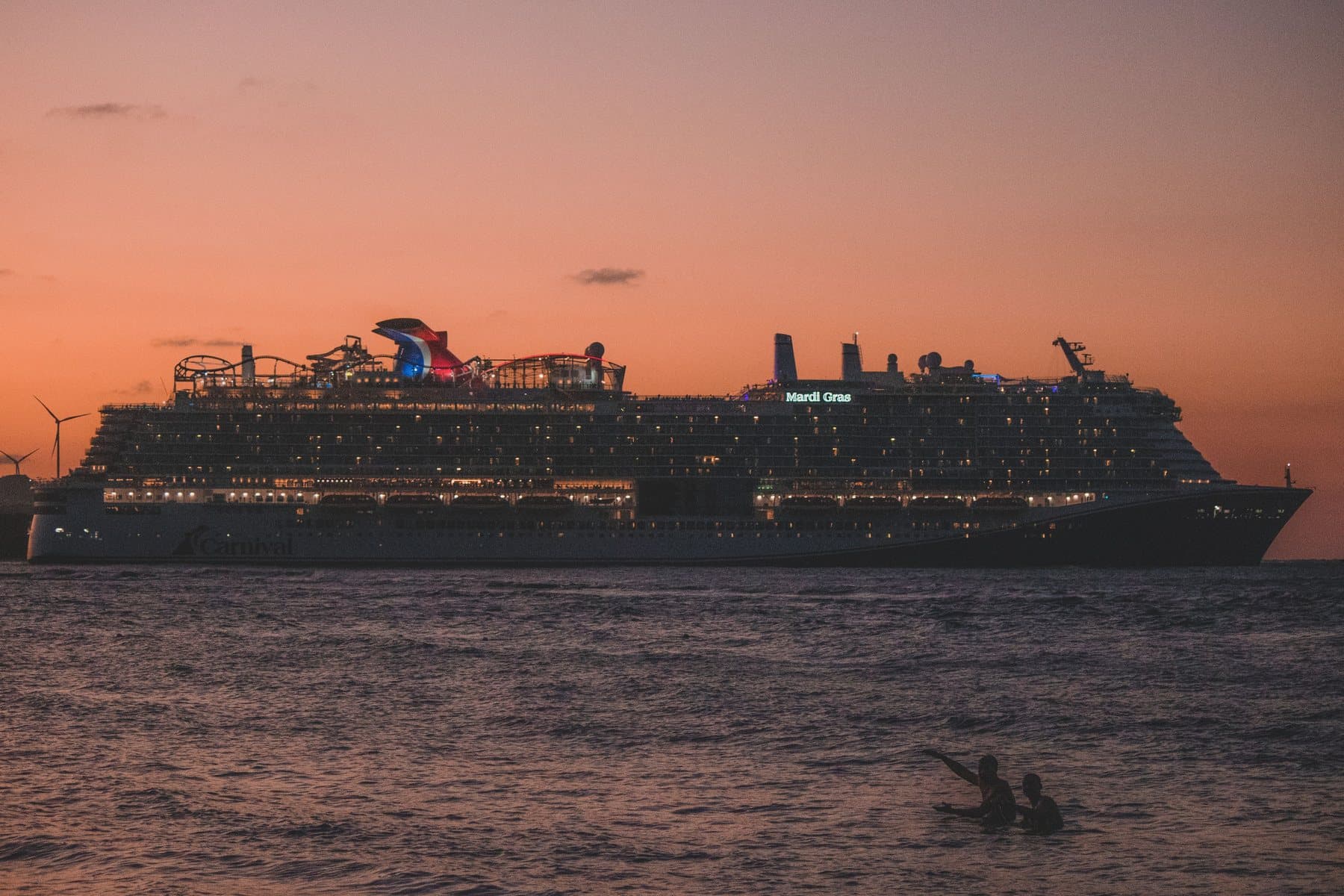 Navio de cruzeiro no mar, ao pôr do sol.