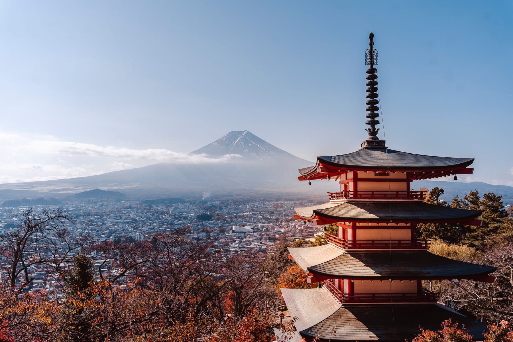 Pagode Chureito e o monte Fuji ao fundo, no Japão.