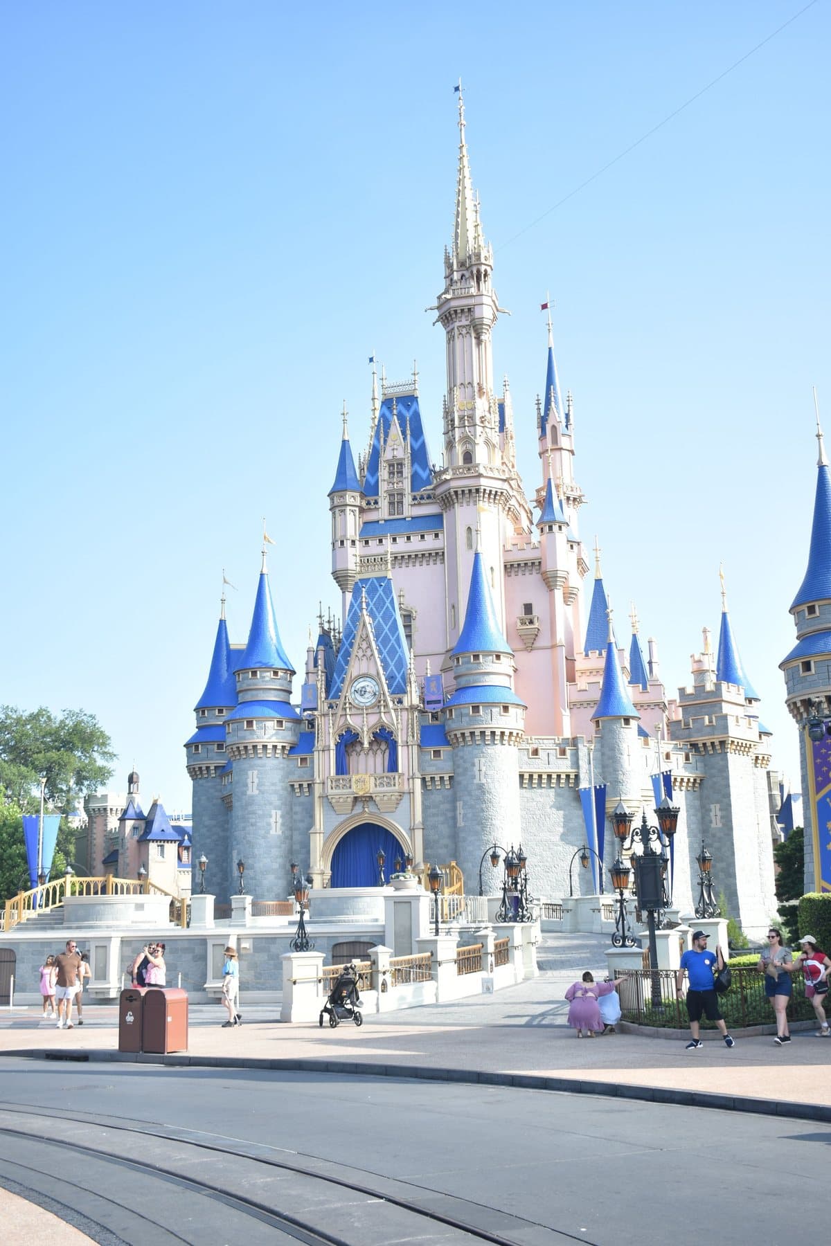 Família brasileira na entrada do Magic Kingdom, em Orlando.