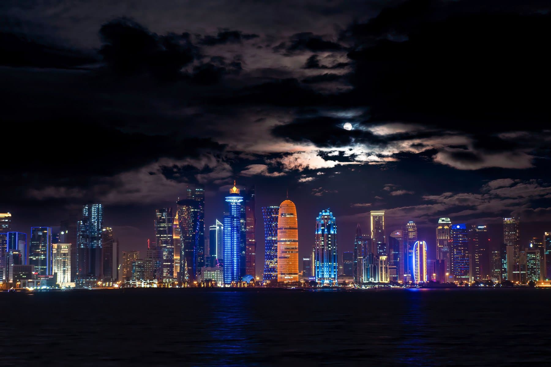 Doha, no Catar, com os prédios à beira da baía.