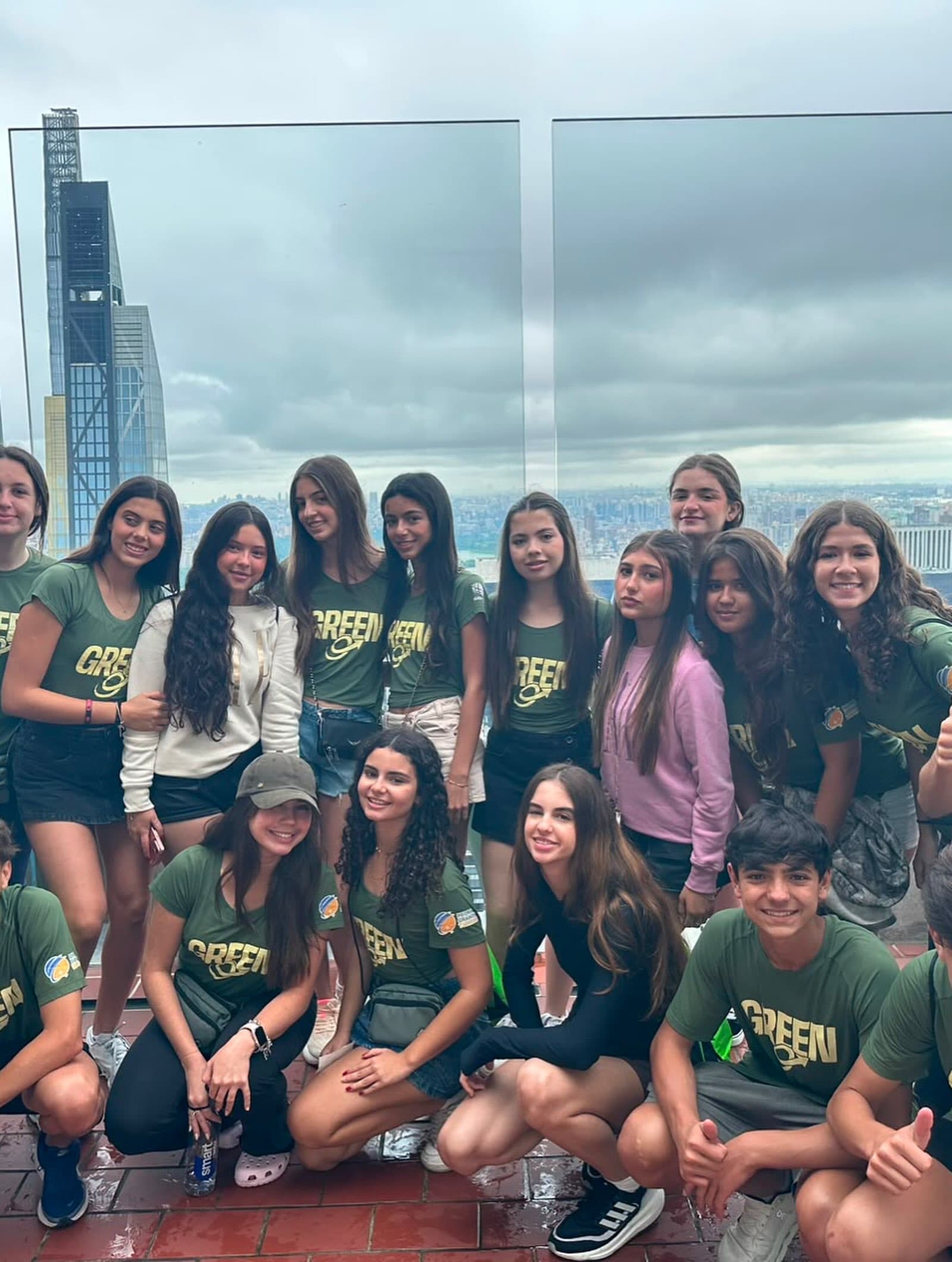 Passageiros do grupo da Pedra Grande num mirante de Nova York.