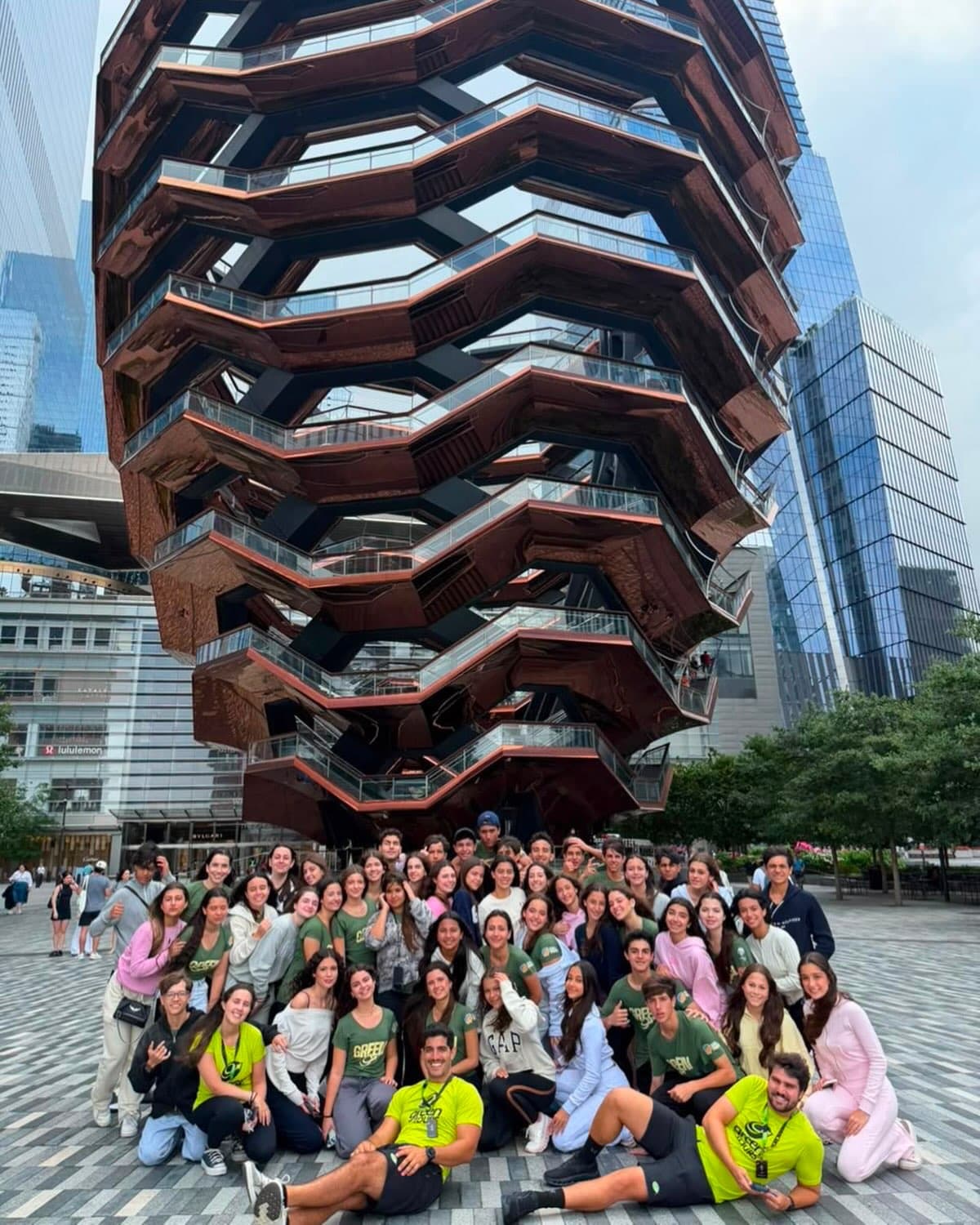 Grupo da Pedra Grande Turismo em frente ao Vessel, em Nova York.