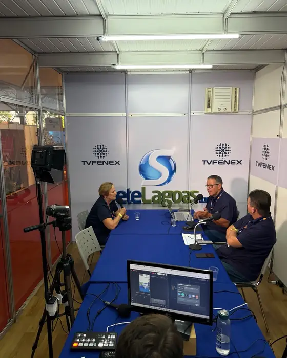 Entrevista da Pedra Grande num estúdio de televisão montado na feira, com câmera e mesa de som.